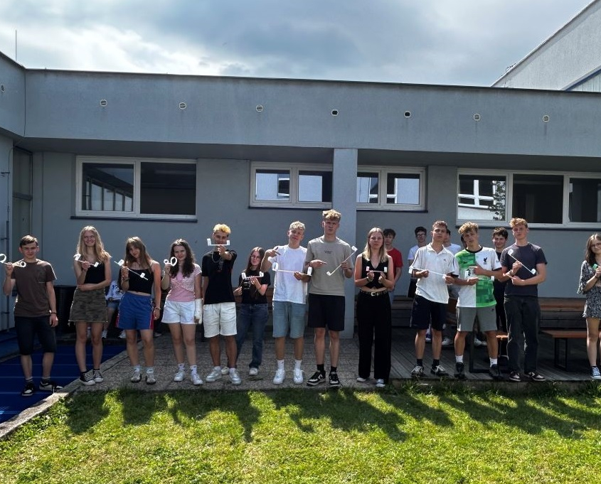 žáci třídy 1.B se svými modely kluzáků