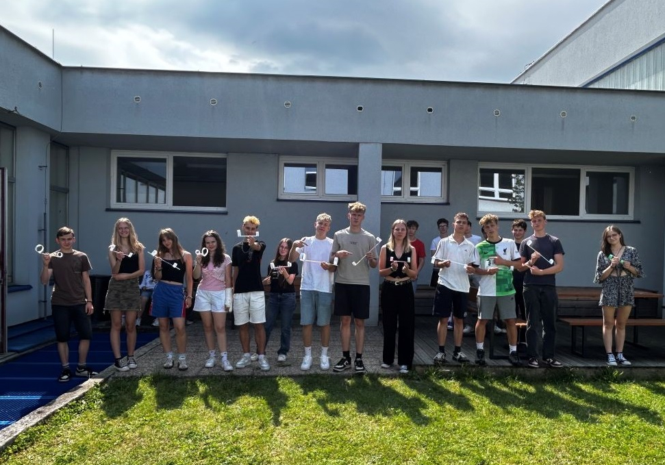 žáci třídy 1.B se svými modely kluzáků