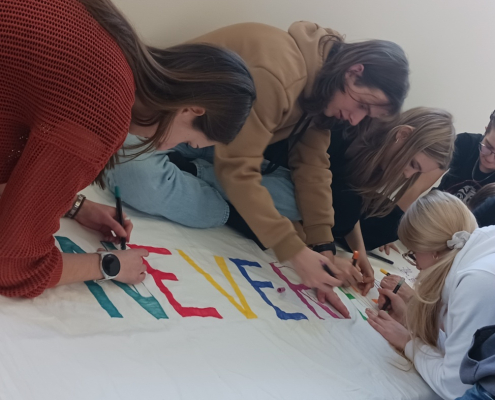 děti vytvářejí banner